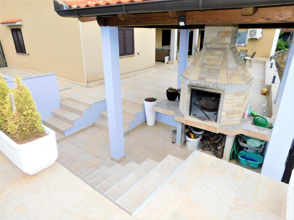 Apartman "Sabine Red" With Heated Pool Omišalj Eksteriør billede