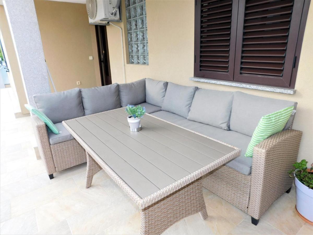 Apartman "Sabine Red" With Heated Pool Omišalj Eksteriør billede