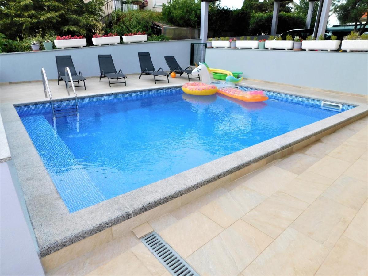 Apartman "Sabine Red" With Heated Pool Omišalj Eksteriør billede