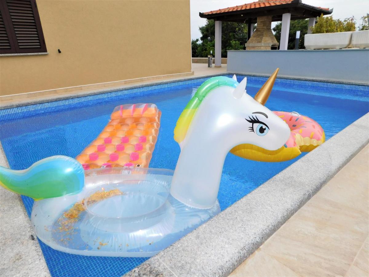 Apartman "Sabine Red" With Heated Pool Omišalj Eksteriør billede