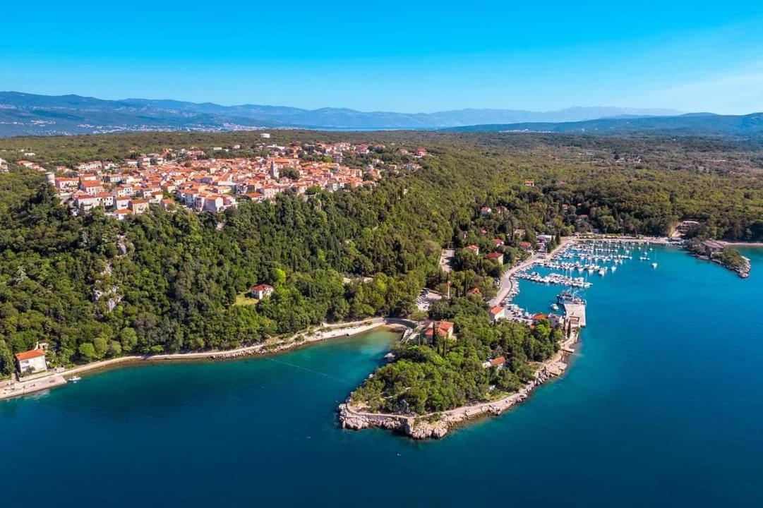Apartman "Sabine Red" With Heated Pool Omišalj Eksteriør billede