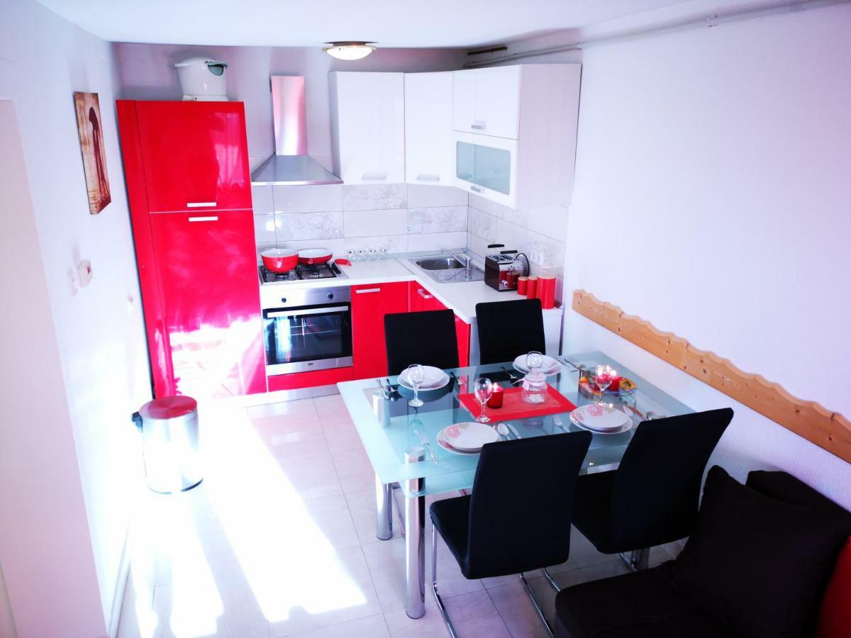Apartman "Sabine Red" With Heated Pool Omišalj Eksteriør billede