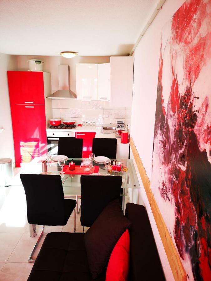 Apartman "Sabine Red" With Heated Pool Omišalj Eksteriør billede