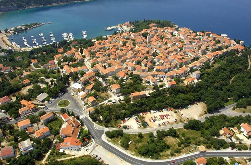 Apartman "Sabine Red" With Heated Pool Omišalj Eksteriør billede