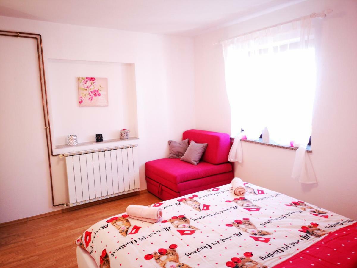 Apartman "Sabine Red" With Heated Pool Omišalj Eksteriør billede