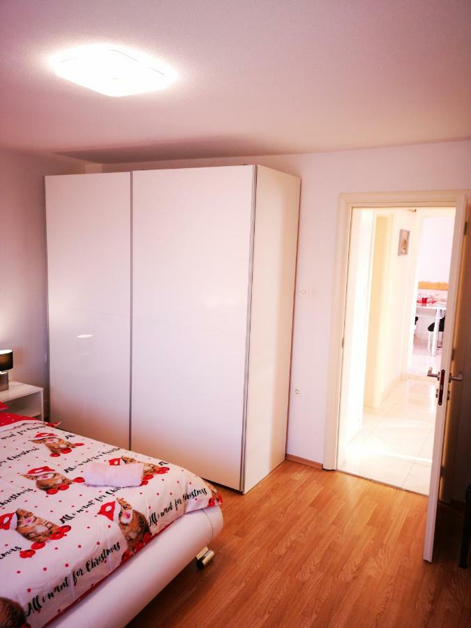 Apartman "Sabine Red" With Heated Pool Omišalj Eksteriør billede