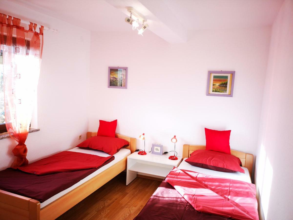 Apartman "Sabine Red" With Heated Pool Omišalj Eksteriør billede