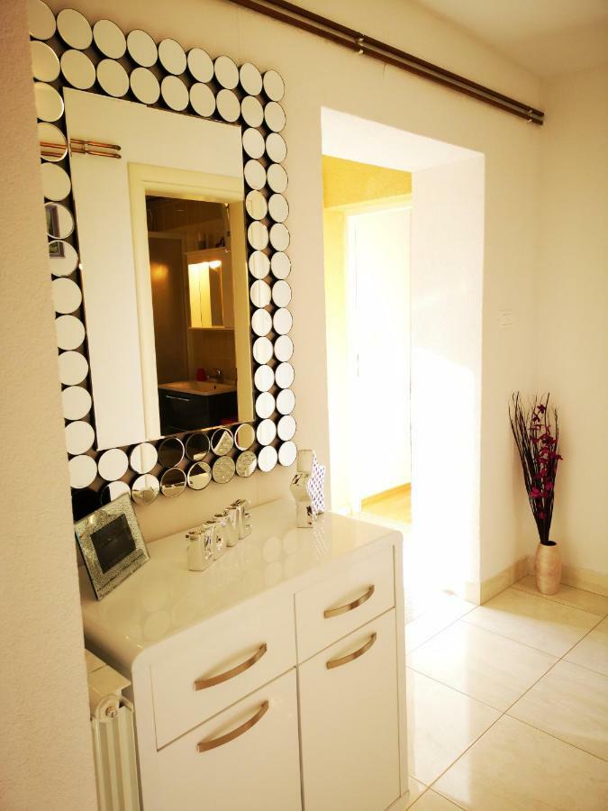 Apartman "Sabine Red" With Heated Pool Omišalj Eksteriør billede