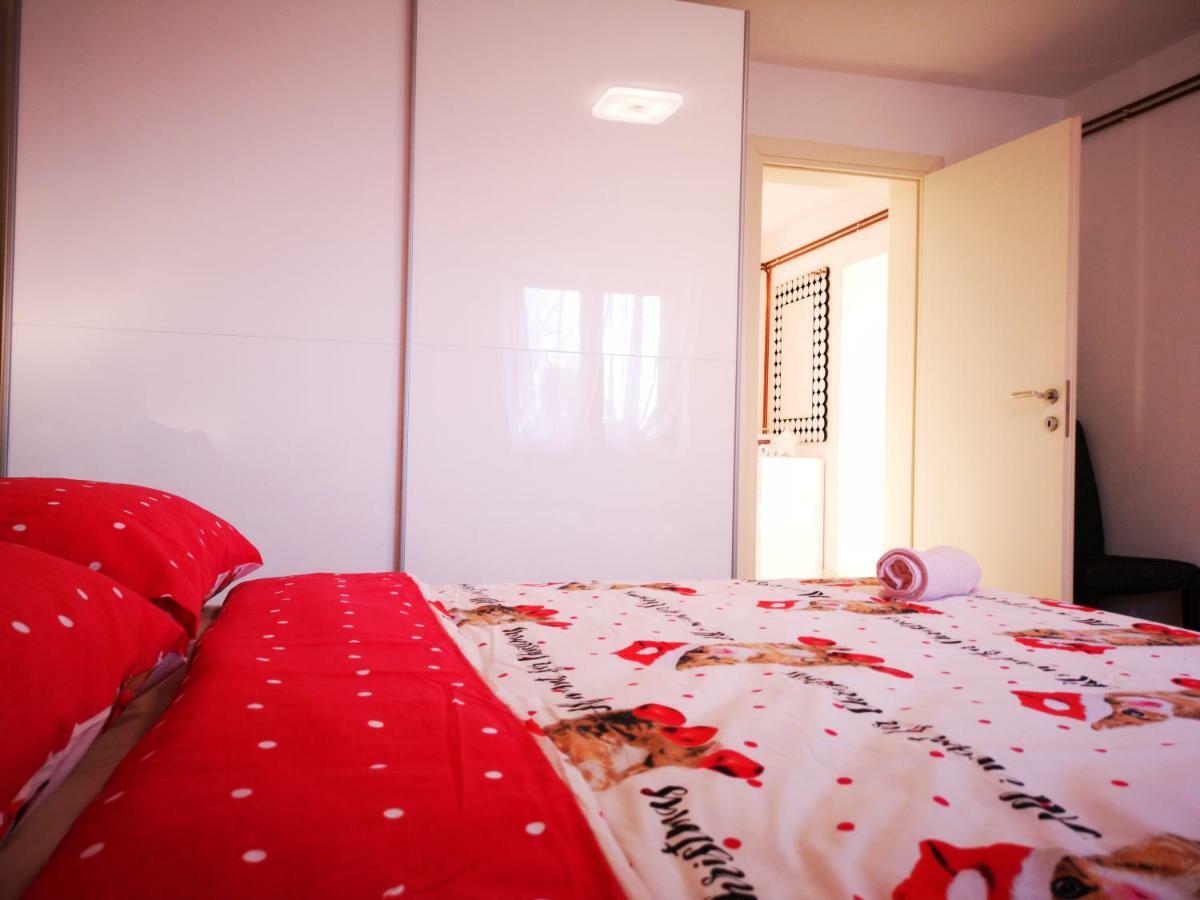 Apartman "Sabine Red" With Heated Pool Omišalj Eksteriør billede